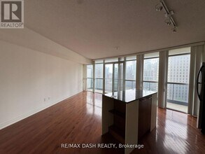 25 Carlton St. in Toronto, ON - Building Photo - Building Photo