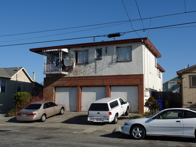 2323 Clinton Ave in Richmond, CA - Foto de edificio - Building Photo