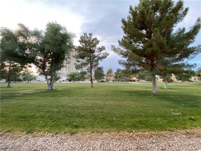 3125 Pinehurst Dr in Las Vegas, NV - Building Photo - Building Photo