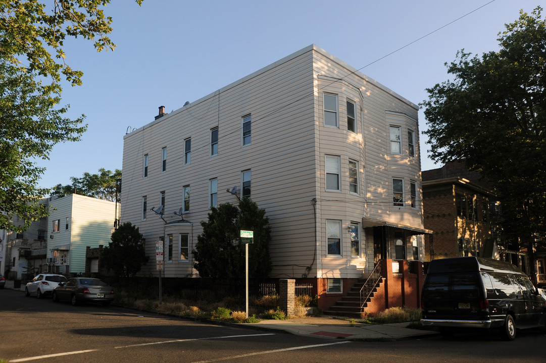 437 Ogden Ave in Jersey City, NJ - Building Photo