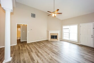 54 Cottage Ln in Newnan, GA - Foto de edificio - Building Photo