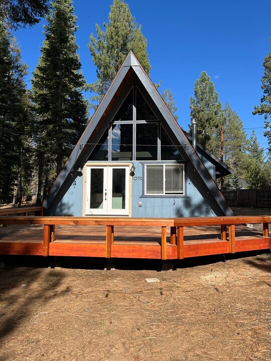 1079 Modoc Way in South Lake Tahoe, CA - Building Photo
