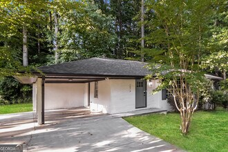 1075 Starline Dr in Smyrna, GA - Building Photo - Building Photo