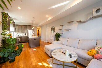 2056 N Damen Ave in Chicago, IL - Building Photo - Building Photo