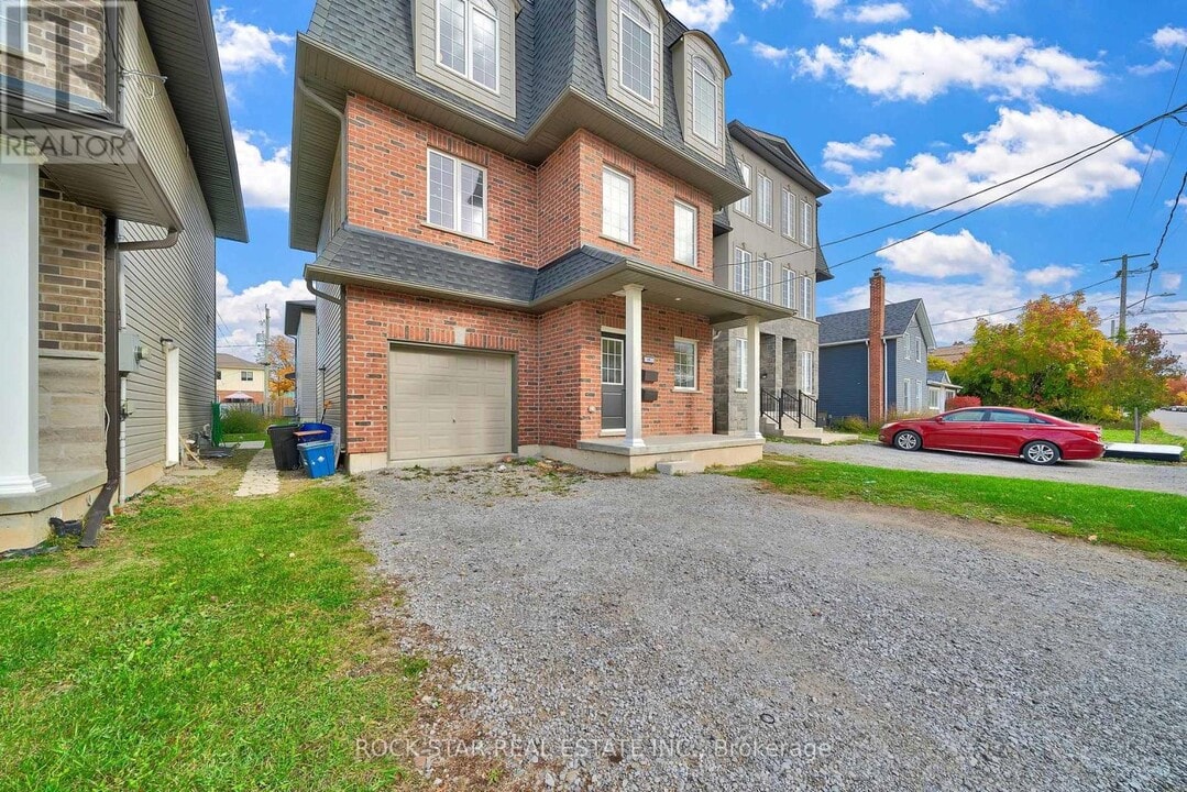 11 Chestnut St E in St Catharines, ON - Building Photo