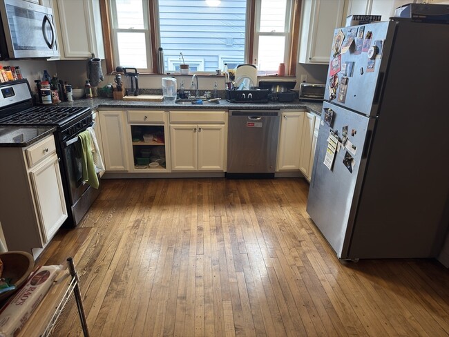 73 Lowell St, Unit 1 in Somerville, MA - Building Photo - Building Photo