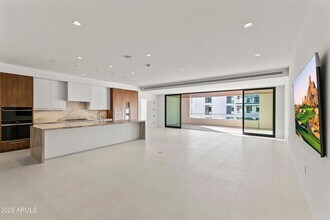 6587 N Palmeraie Blvd, Unit 2021 in Paradise Valley, AZ - Foto de edificio - Building Photo