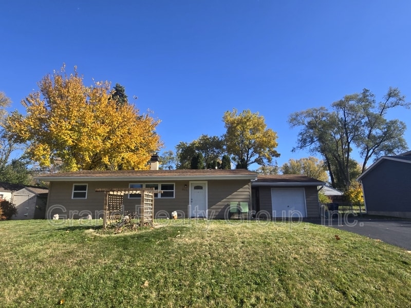 25151 W Lincoln Dr in Lake Villa, IL - Building Photo