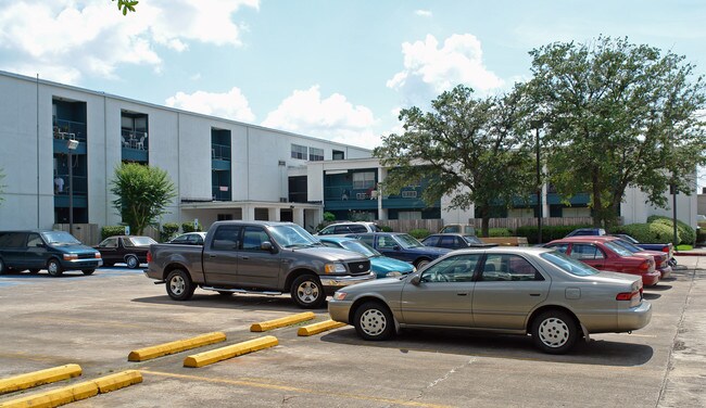 Seville 62+ Apartments in Beaumont, TX - Foto de edificio - Building Photo