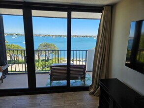 5600 N Flagler Dr, Unit 5600 N Flagler Drive 408 in West Palm Beach, FL - Foto de edificio - Building Photo