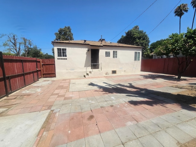 1250 Yosemite Dr in Los Angeles, CA - Building Photo - Building Photo