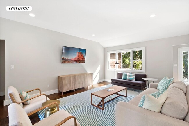 25 Shadyrest Dr in Sag Harbor, NY - Building Photo - Building Photo