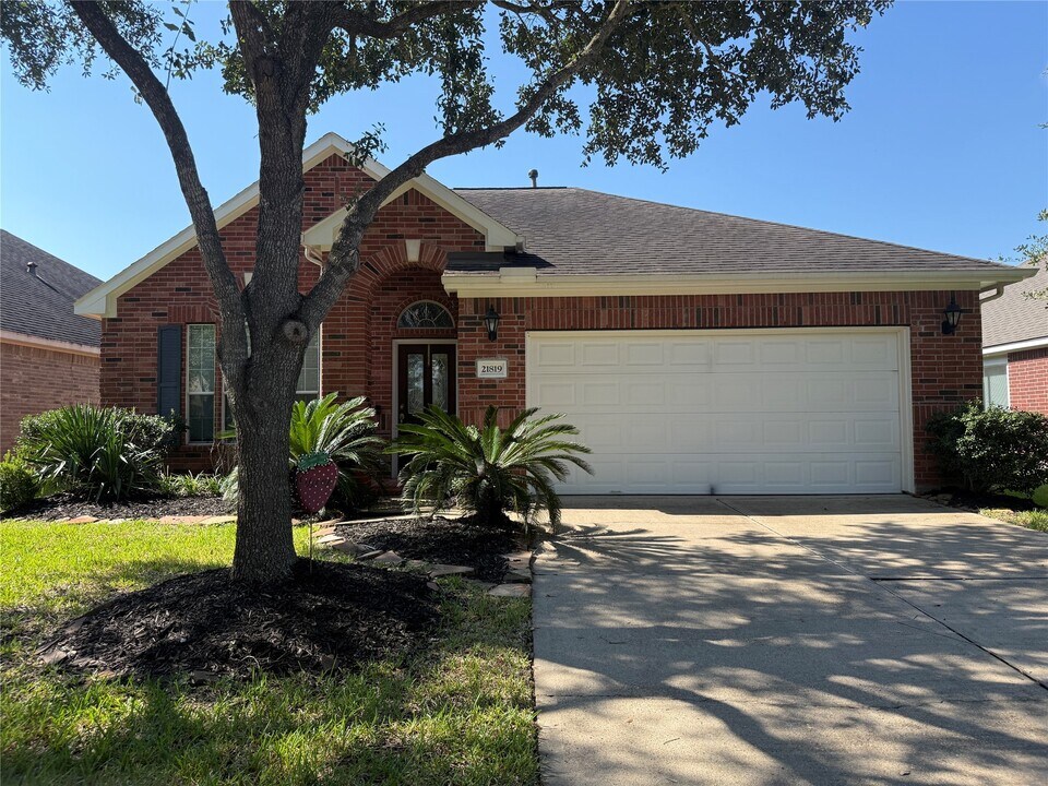 21819 Silent Jasmin Ct in Cypress, TX - Building Photo