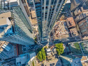 11 Yorkville Ave in Toronto, ON - Building Photo - Building Photo