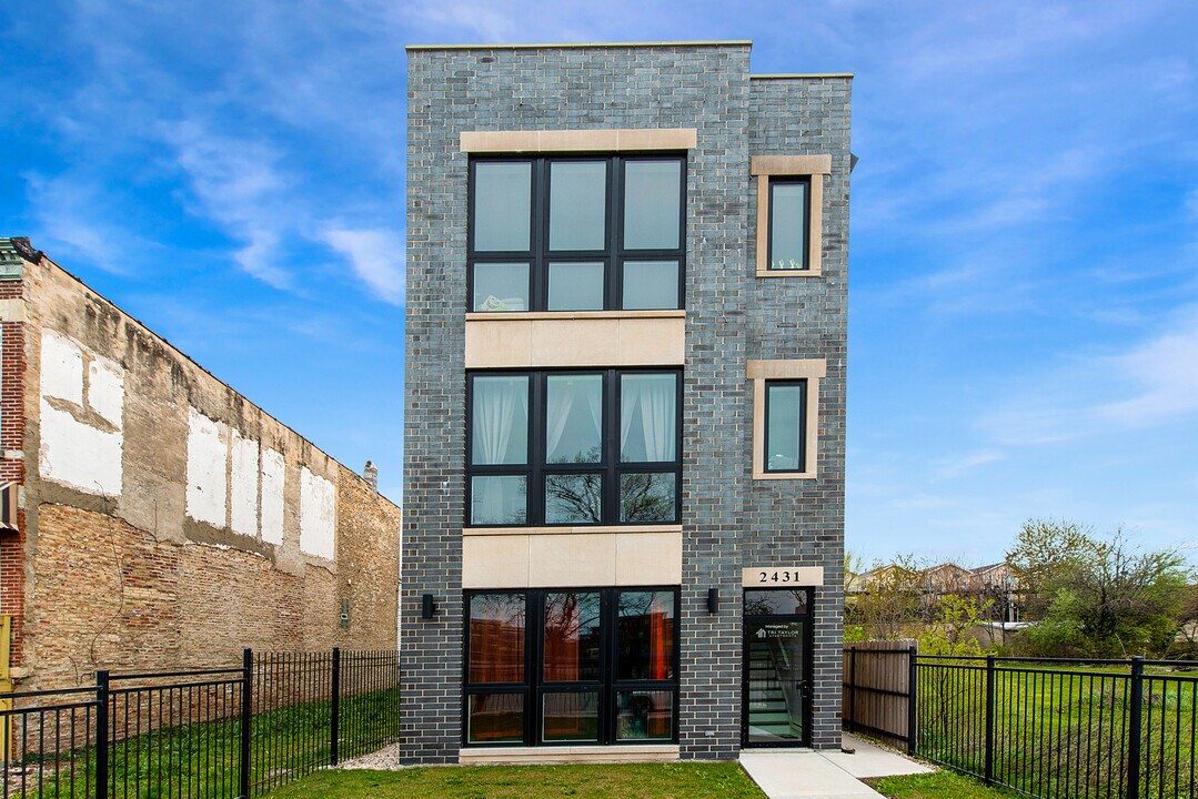 2431 W Congress Pkwy in Chicago, IL - Building Photo
