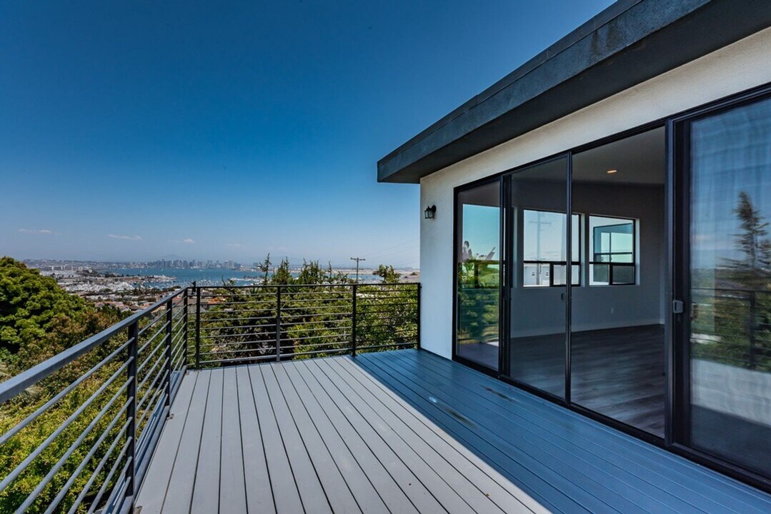 3375 Ullman St in San Diego, CA - Building Photo