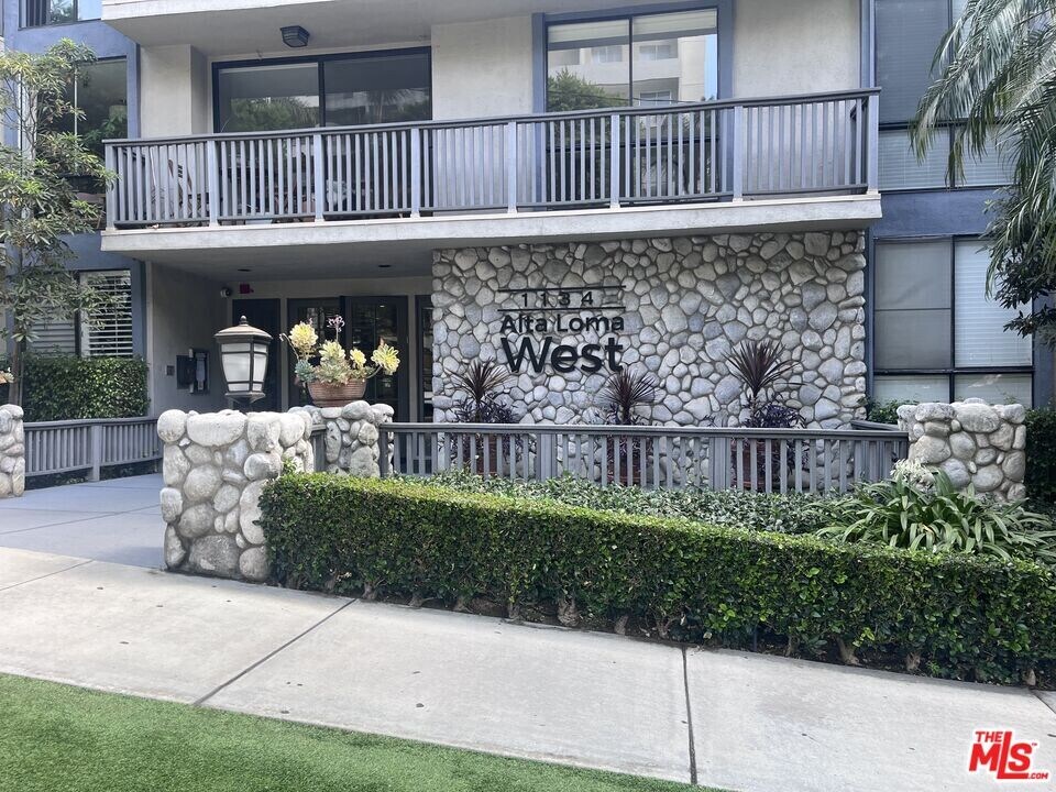 1134 Alta Loma Rd in West Hollywood, CA - Building Photo