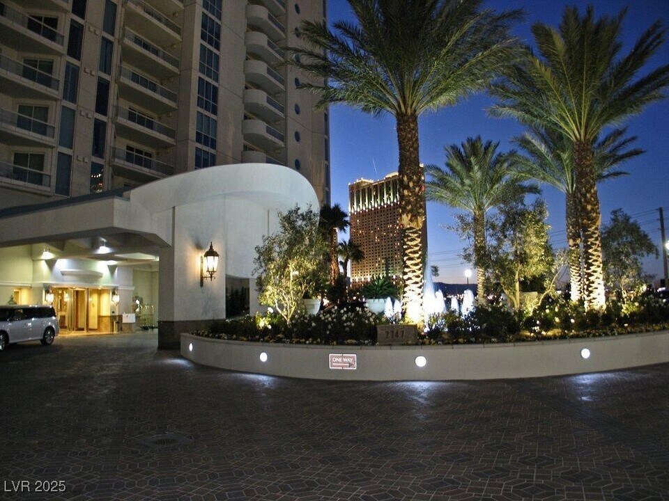 2747 Paradise Rd in Las Vegas, NV - Foto de edificio