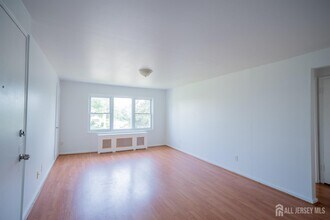 44 Garfield Park in Edison, NJ - Building Photo - Building Photo