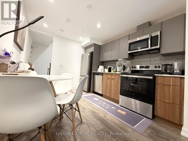 3079 Pharmacy Ave in Toronto, ON - Building Photo - Building Photo