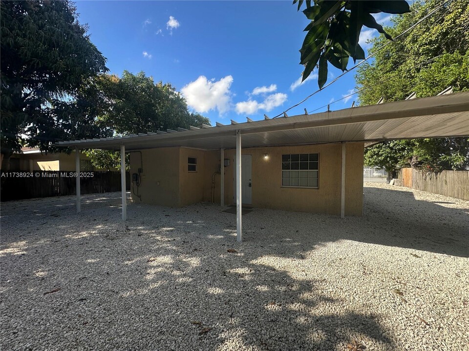 1376 NW 103rd St in Miami, FL - Building Photo