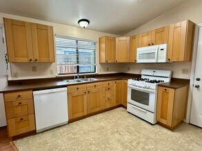 1990 Sycamore Ct in Mckinleyville, CA - Building Photo - Building Photo