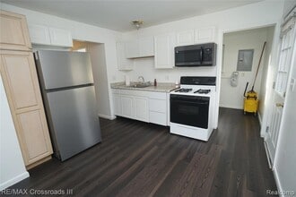 11012 Jackson St in Belleville, MI - Foto de edificio - Building Photo