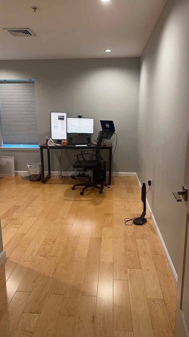 30 Franklin St, Unit 311 in Malden, MA - Foto de edificio - Building Photo