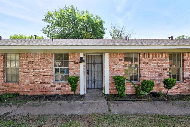 property at 903 N Meadows Dr