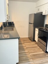 1009 Nimrod Ct, Unit A in Bakersfield, CA - Building Photo - Building Photo