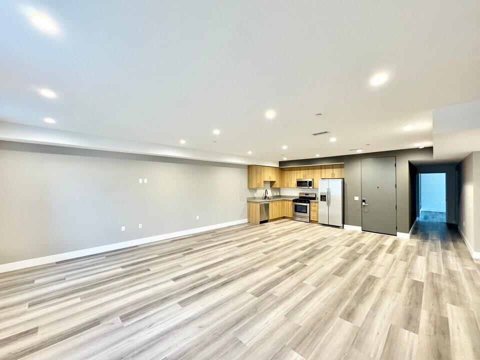 11155 Huston St-Unit -204 in Los Angeles, CA - Building Photo