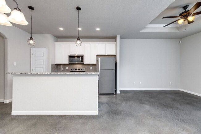 938 Country Club Dr in Seguin, TX - Building Photo - Building Photo