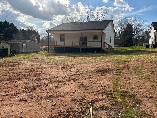 147 Highland Hills Dr in Campobello, SC - Foto de edificio - Building Photo