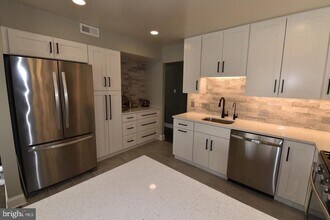 1666 Parkcrest Cir in Reston, VA - Building Photo - Building Photo