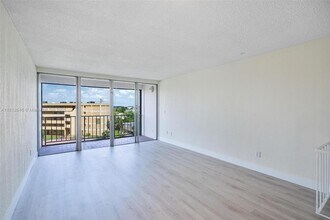 9210 Fontainebleau Blvd in Miami, FL - Building Photo - Building Photo