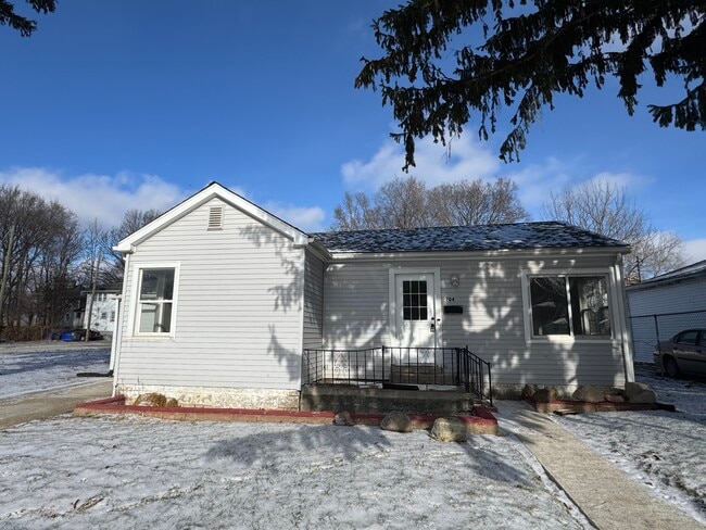 property at 704 E Walnut St