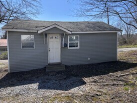 713 1/2 W 5th St, Unit C in Dickson, TN - Building Photo