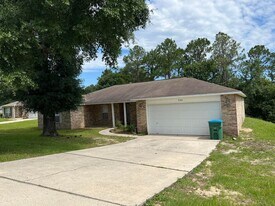 326 Tislow Dr in Crestview, FL - Building Photo