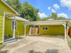 1935 W Woodlawn Ave in San Antonio, TX - Building Photo - Building Photo