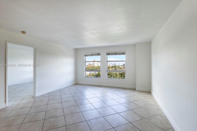 2351 Douglas Rd, Unit 701 in Miami, FL - Building Photo - Building Photo