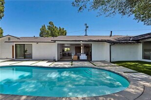 17072 Oak View Dr in Los Angeles, CA - Building Photo