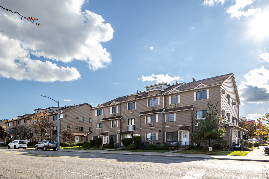 Honey Bee Condos in Staten Island, NY - Building Photo