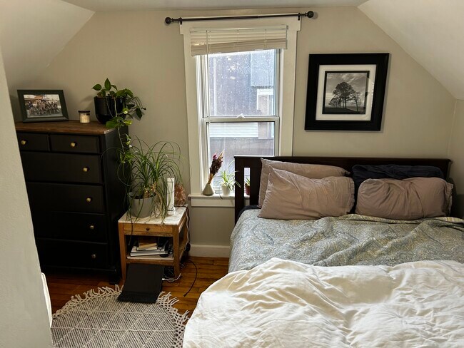 9 Clark St, Unit 1 in Lebanon, NH - Foto de edificio - Building Photo