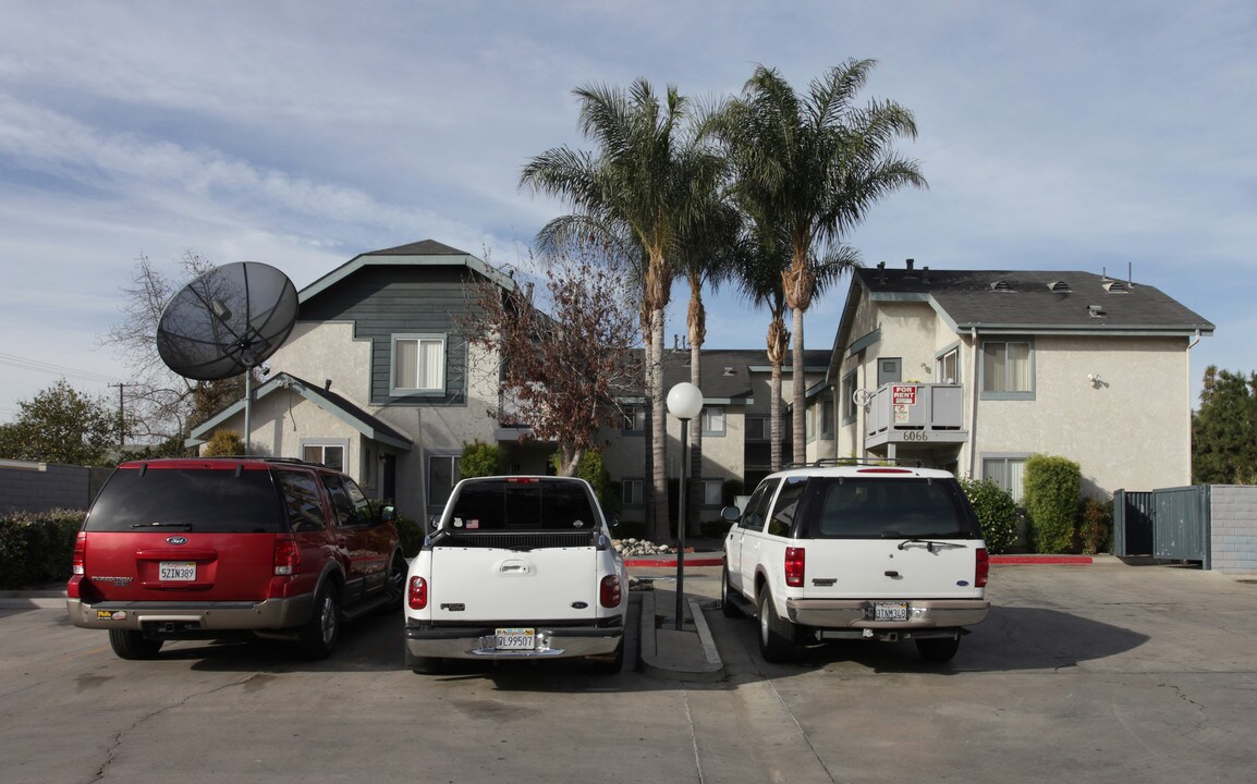 6066 Crest Ave in Riverside, CA - Foto de edificio