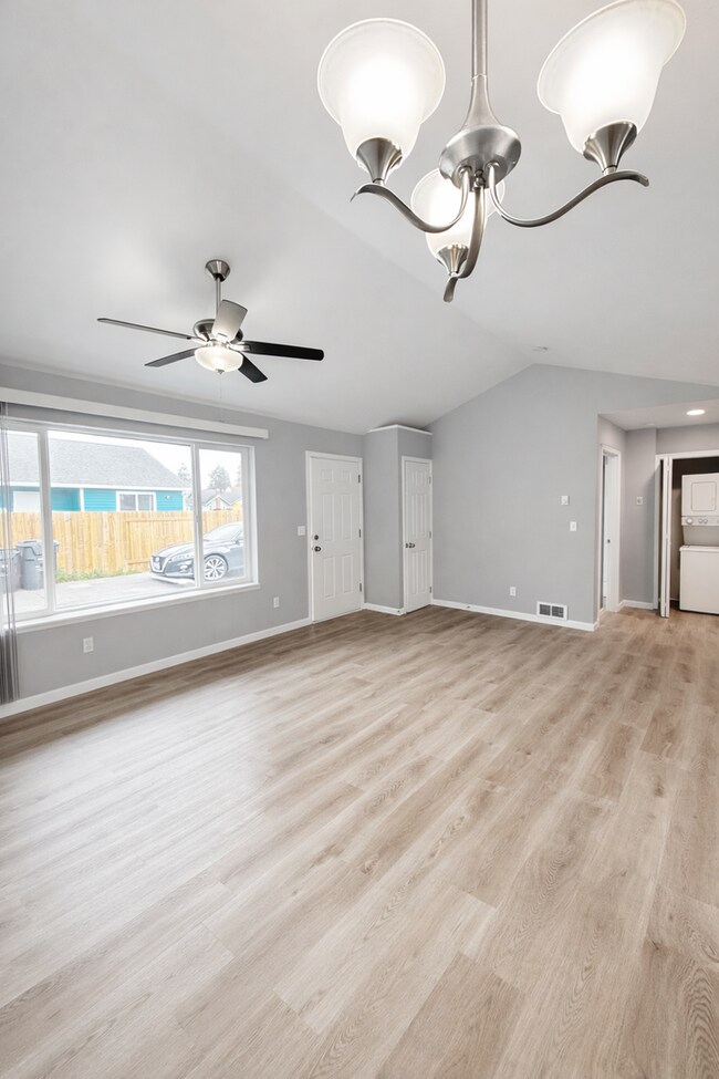 1015 Lincoln St in Hoquiam, WA - Building Photo - Building Photo