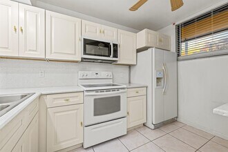 110 Lake Emerald Dr, Unit 103 in Oakland Park, FL - Building Photo - Building Photo