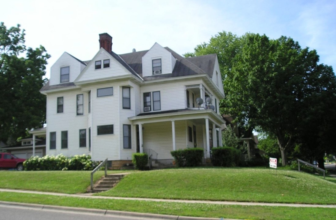 805 S Cedar Ave in Owatonna, MN - Foto de edificio