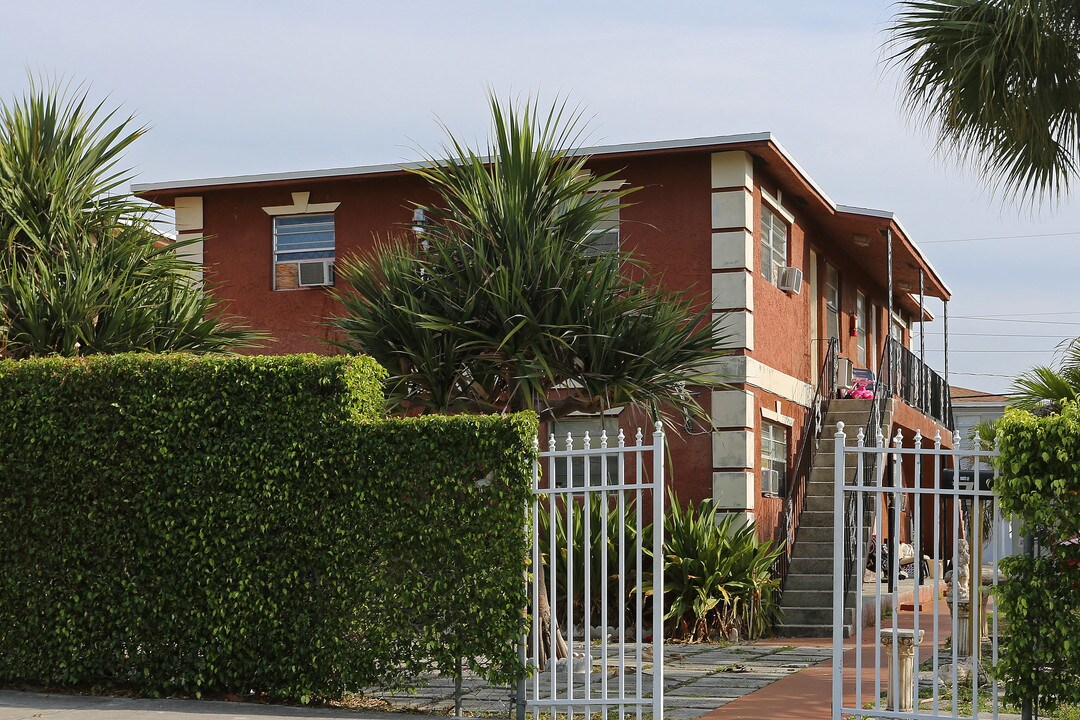 631 7th St in West Palm Beach, FL - Building Photo