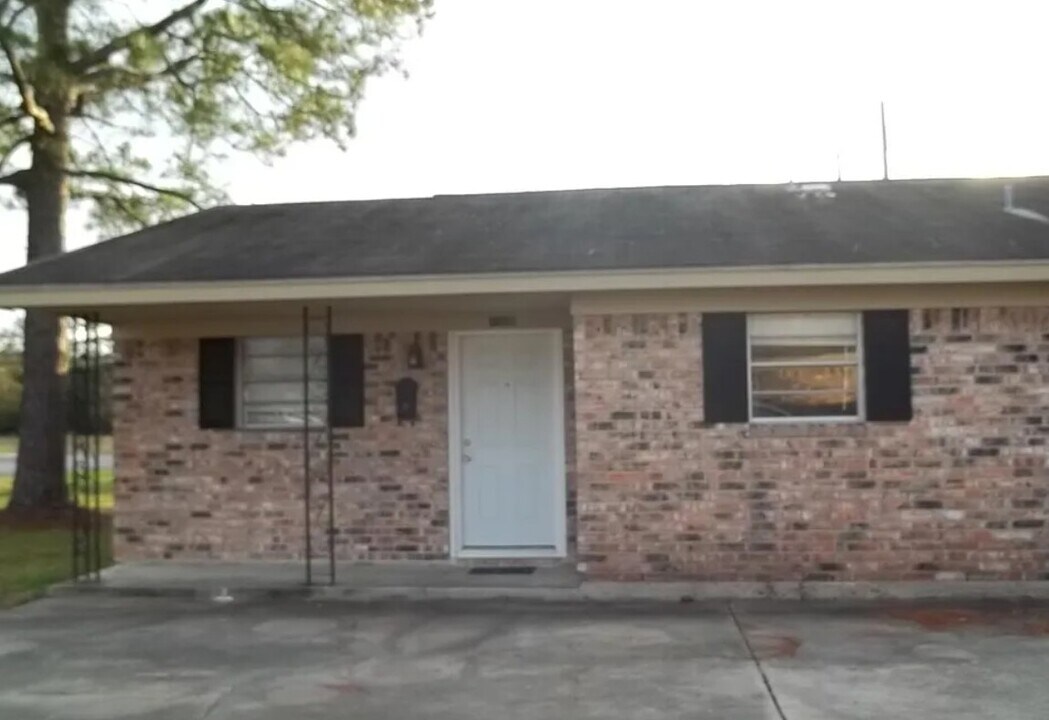 1516 Kent Ave in Nederland, TX - Building Photo