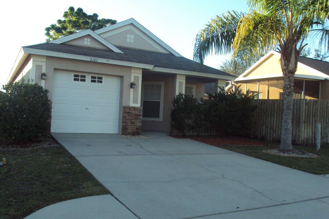 6101 Pointe Pleasant Blvd in Wesley Chapel, FL - Building Photo